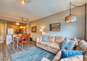 Ski-view condo with hot tub & fitness room - walk to lifts & dining