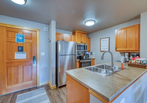 Ski-view condo with hot tub & fitness room - walk to lifts & dining