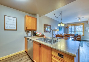 Ski-view condo with hot tub & fitness room - walk to lifts & dining
