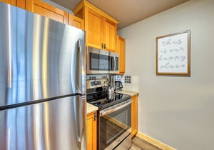 Ski-view condo with hot tub & fitness room - walk to lifts & dining