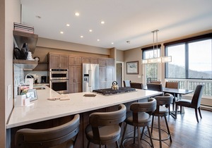 SL300 | Modern Penthouse | Views | Winter Shuttle | Hot Tub | 100 Yds to Lift