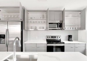 Sleek Congress Park 2BR w/ Gym & Pool, near shops & dining, by Blueground
