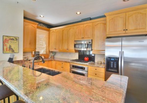 Slopeside 4BR Townhome - Next to Lifts - Private Hot Tub - Garage!