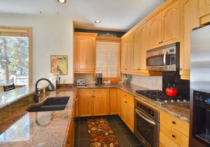 Slopeside 4BR Townhome - Next to Lifts - Private Hot Tub - Garage!