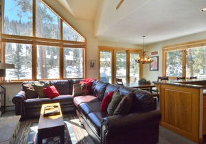 Slopeside 4BR Townhome - Next to Lifts - Private Hot Tub - Garage!