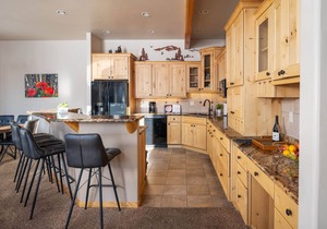 ♥ Slopeside Retreat | Large & Built For Families | Sleeps 17! | Ski Hill Views