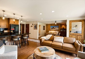 Snowmass Mountain Views & Patio! Steps to Pool/Hot Tub, W/D, Covered Parking, Walk to Shops & Dining