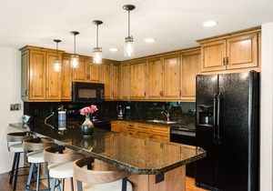 Snowmass Mountain Views & Patio! Steps to Pool/Hot Tub, W/D, Covered Parking, Walk to Shops & Dining