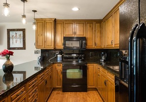 Snowmass Mountain Views & Patio! Steps to Pool/Hot Tub, W/D, Covered Parking, Walk to Shops & Dining