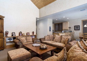 Spacious bright retreat with mountain views and shared pool/hot tub