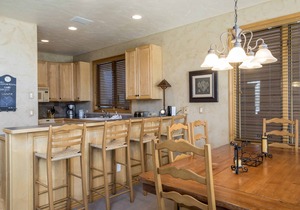 Spacious bright retreat with mountain views and shared pool/hot tub
