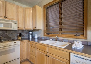 Spacious bright retreat with mountain views and shared pool/hot tub