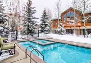 Spacious bright retreat with mountain views and shared pool/hot tub