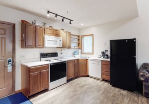 Spacious Condo + Loft w/Shared Outdoor Heated Pool, Private Hot Tub, & Free WiFi
