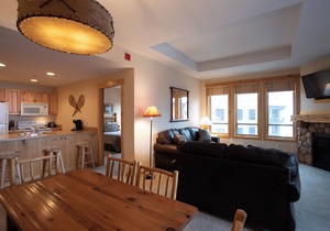 Spacious condo in the heart of the center village, free wifi & parking