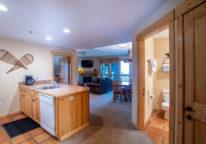 Spacious condo in the heart of the center village, free wifi & parking