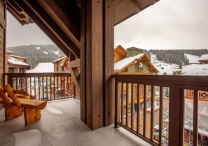 Spacious condo in the heart of the center village, free wifi & parking