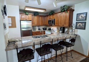 Spacious Condo w/FREE WiFi, Parking, Heated Pool, Hot Tubs, Skier Shuttle,