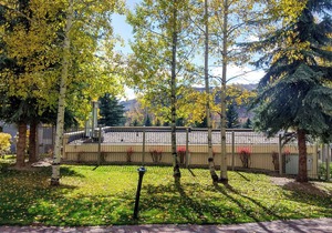 Spacious Condo w/FREE WiFi, Parking, Heated Pool, Hot Tubs, Skier Shuttle,