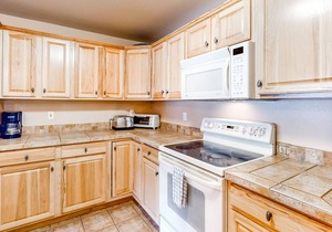 Spacious Condo w/ Gas Fireplace, WiFi, W/D - Steps to Shuttle/Fraser River Trail