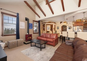 Spacious condo w/hot tub & mountain views