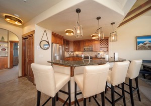 Spacious condo w/hot tub & mountain views