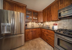 Spacious condo w/hot tub & mountain views