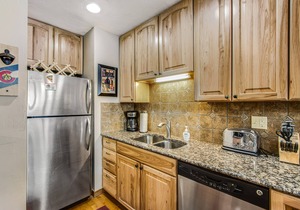 Spacious Condo with 2 Balconies, Free WiFi, Shared W/D, Hot Tub, & Fireplace