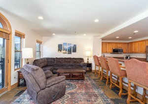 Spacious Pet-Friendly 2-Bedroom Mountain Escape With Amenities