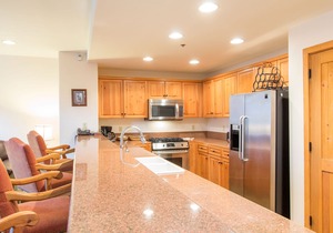 Spacious Pet-Friendly 2-Bedroom Mountain Escape With Amenities