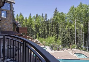 Spacious Pet-Friendly 2-Bedroom Mountain Escape With Amenities