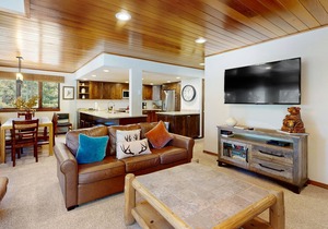 Spacious ski-in/ski-out townhome with shared hot tub/pool/gym - near lifts