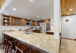 Spacious ski-in/ski-out townhome with shared hot tub/pool/gym - near lifts