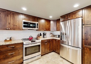 Spacious ski-in/ski-out townhome with shared hot tub/pool/gym - near lifts
