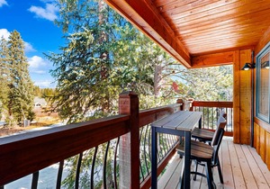 Spacious ski-in/ski-out townhome with shared hot tub/pool/gym - near lifts