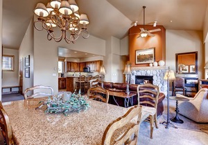 Spacious ski-In/out condo w/free WiFi, shared pool/hot tub/gym