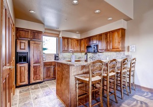 Spacious ski-In/out condo w/free WiFi, shared pool/hot tub/gym