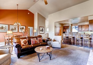 Spacious ski-In/out condo w/free WiFi, shared pool/hot tub/gym
