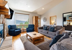 Spacious Townhome; 2 Primary Suites, 2 Balconies + Mtn Views