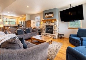 Spacious Townhome; 2 Primary Suites, 2 Balconies + Mtn Views