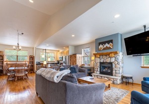 Spacious Townhome; 2 Primary Suites, 2 Balconies + Mtn Views