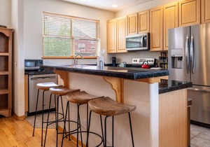 Spacious Townhome; 2 Primary Suites, 2 Balconies + Mtn Views
