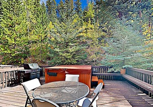 Spacious Townhome with Hot Tub, Adjacent to Gore Creek | 4.5 Miles to Vail