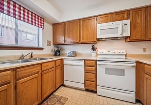 Stay at Winterpoint 20 and walk to the Snowflake Lift and Main Street!