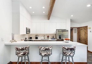 Stunning Mountain Views! Pool, Hot Tub, Parking, Elevator & Easy Hiking/Mountain Biking Access