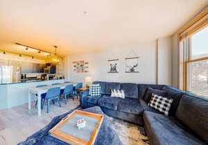 Stylish & Bright Mountain Getaway W/Shared Pool/Hot Tubs - Walk to Lifts