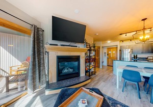Stylish & Bright Mountain Getaway W/Shared Pool/Hot Tubs - Walk to Lifts
