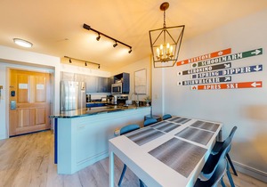 Stylish & Bright Mountain Getaway W/Shared Pool/Hot Tubs - Walk to Lifts