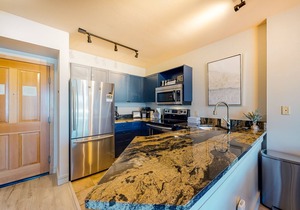 Stylish & Bright Mountain Getaway W/Shared Pool/Hot Tubs - Walk to Lifts