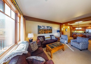 Stylish Condo w/Mountain View, Shared Hot Tub, Free WiFi, Elevator - Near Skiing